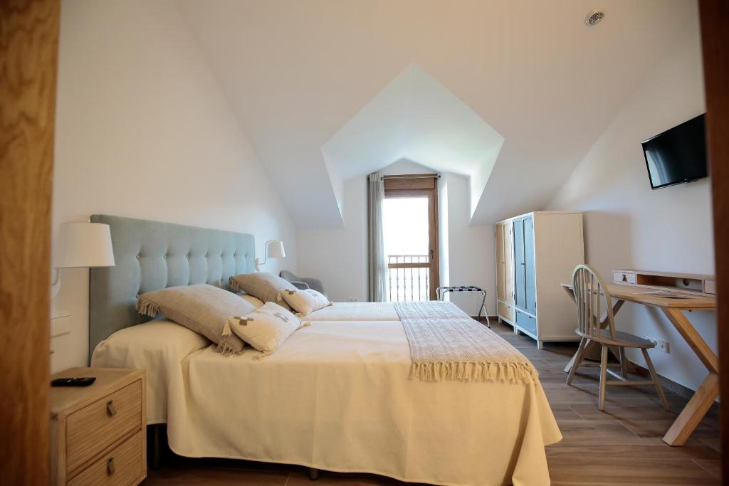 Un pat sau paturi într-o cameră la La Posada de Ojebar Nórdica
