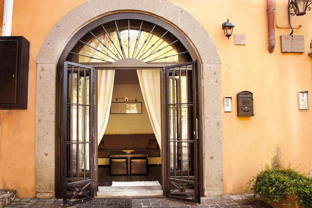 einen Eingang zu einem Gebäude mit offener Tür in der Unterkunft Marino Le coccinelle in Marino