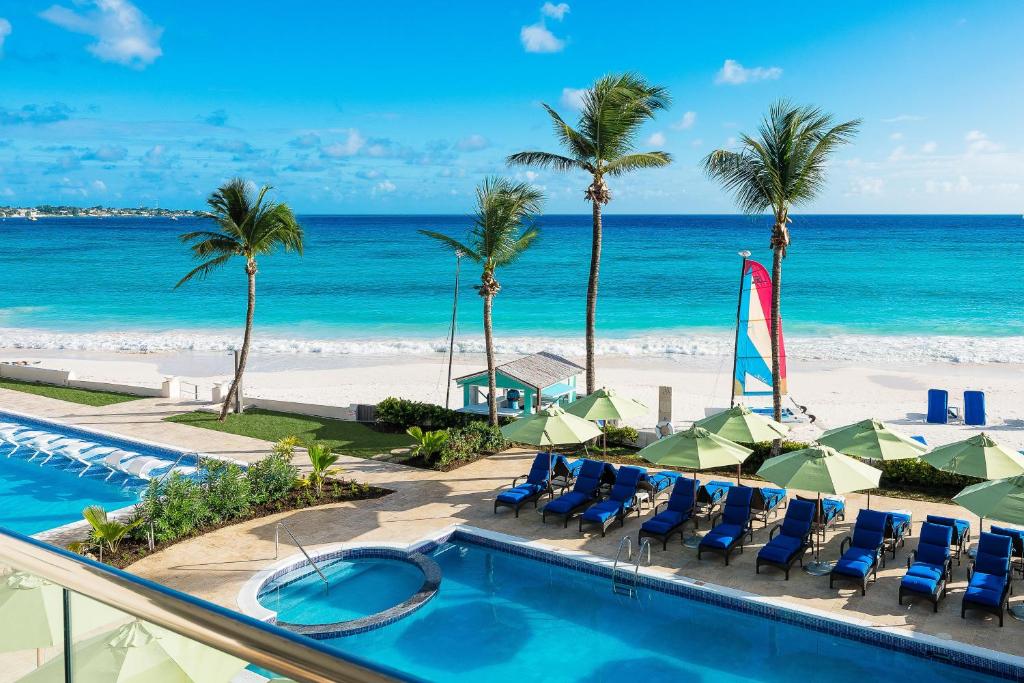 Bazén v ubytování Sea Breeze Beach House All Inclusive by Ocean Hotels nebo v jeho okolí