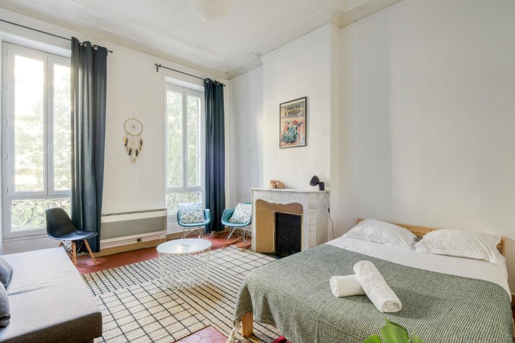 マルセイユにあるNOCNOC - L'Haussmanienの白いベッドルーム(ベッド1台、暖炉付)