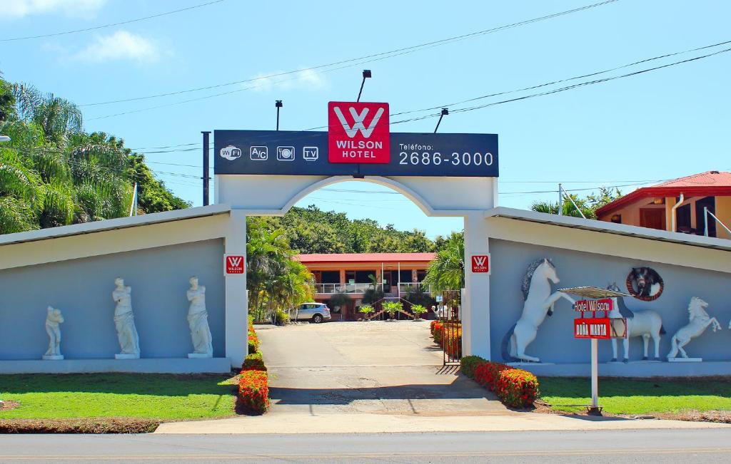 an entrance to a wissen mall with a sign on it at Hotel Doña Marta in Nicoya