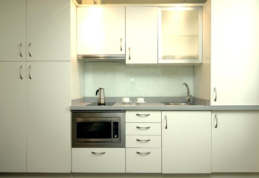A kitchen or kitchenette at Classbedroom Born Apartments