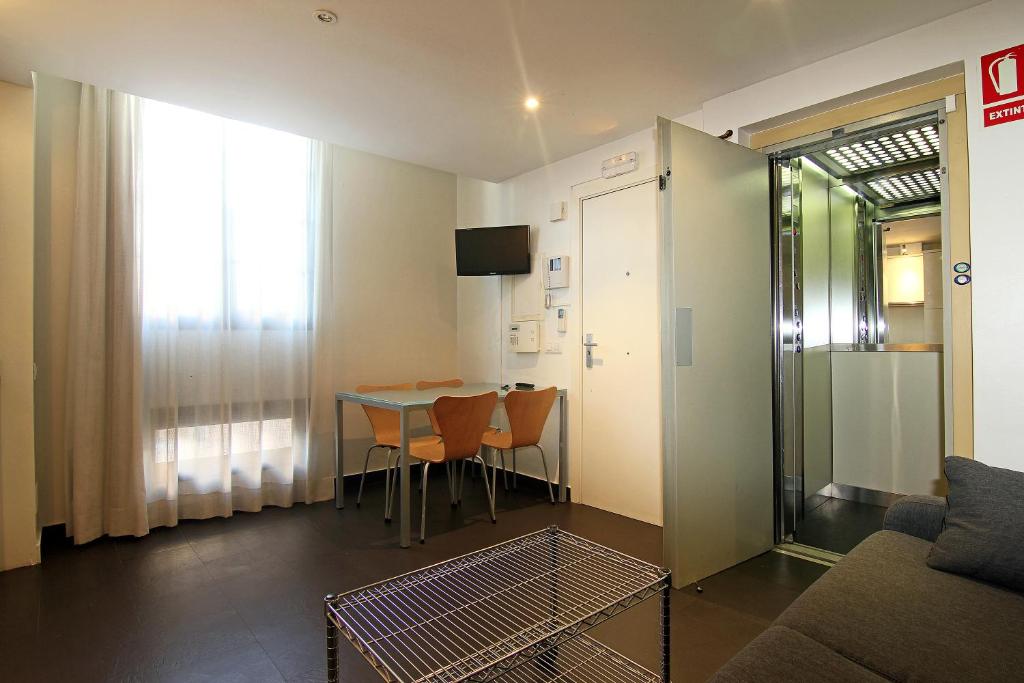 A television and/or entertainment centre at Classbedroom Born Apartments