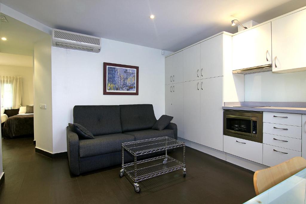 A kitchen or kitchenette at Classbedroom Born Apartments