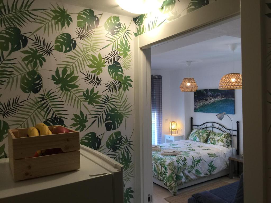ベニドルムにあるPetrusco Benidormの緑の緑の壁のベッドルーム