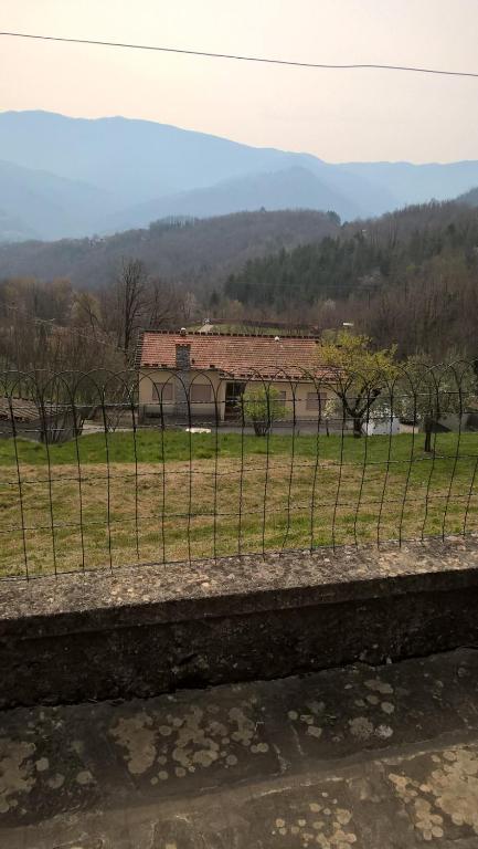 einen Zaun mit Blick auf ein Feld in der Unterkunft Casa Eva in Longoio