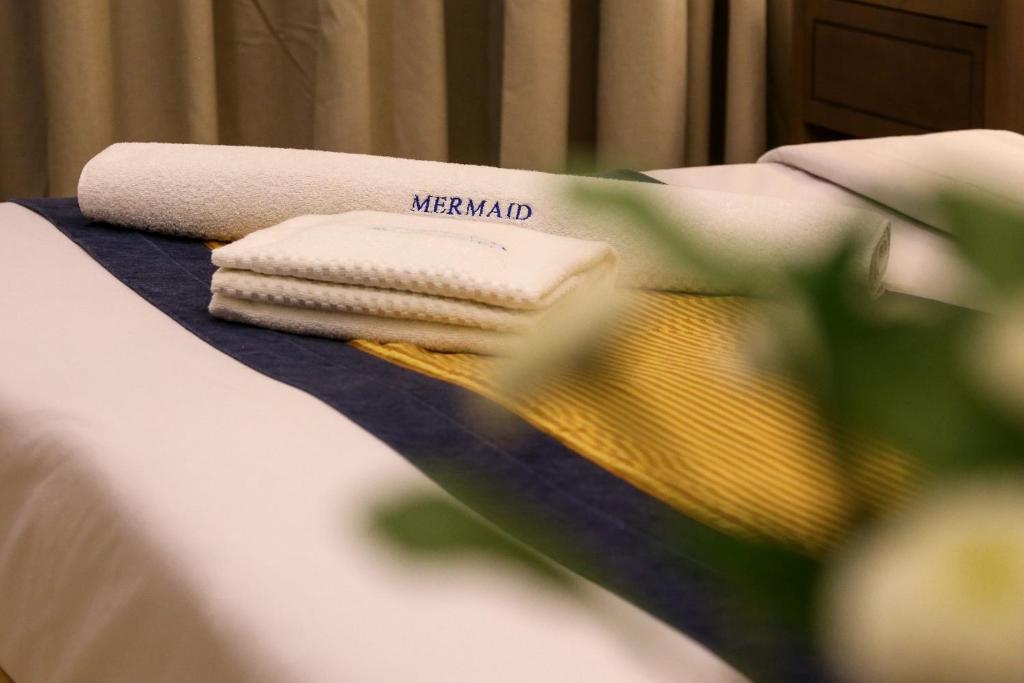 Een bed of bedden in een kamer bij Mermaid Beach Hotel LLC