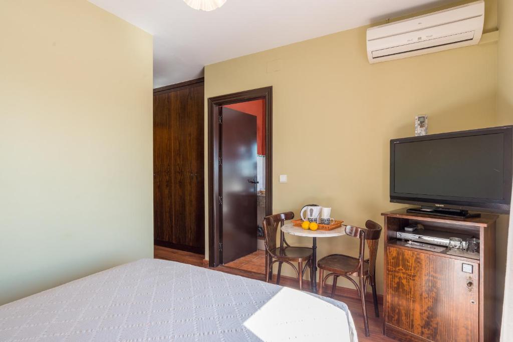 Cama o camas de una habitación en Hostal El Escudo de Mijas