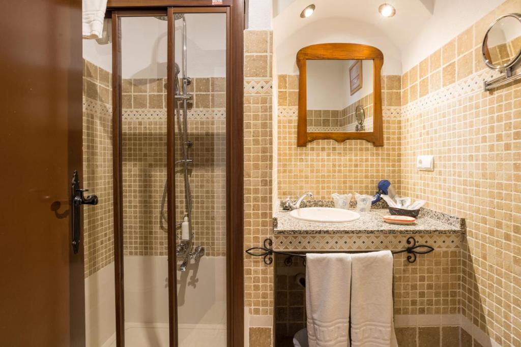 Un baño de Hostal El Escudo de Mijas