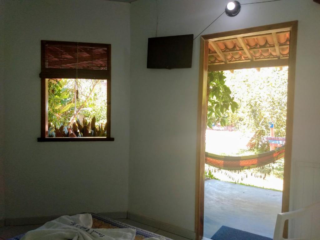 Zimmer mit Tür und Fenster in der Unterkunft Pousada Estrela do Mar in Barra Grande