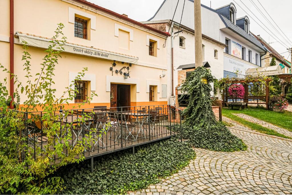 a courtyard of a building with a table and chairs at Sklep U Hrabalů in Hustopeče