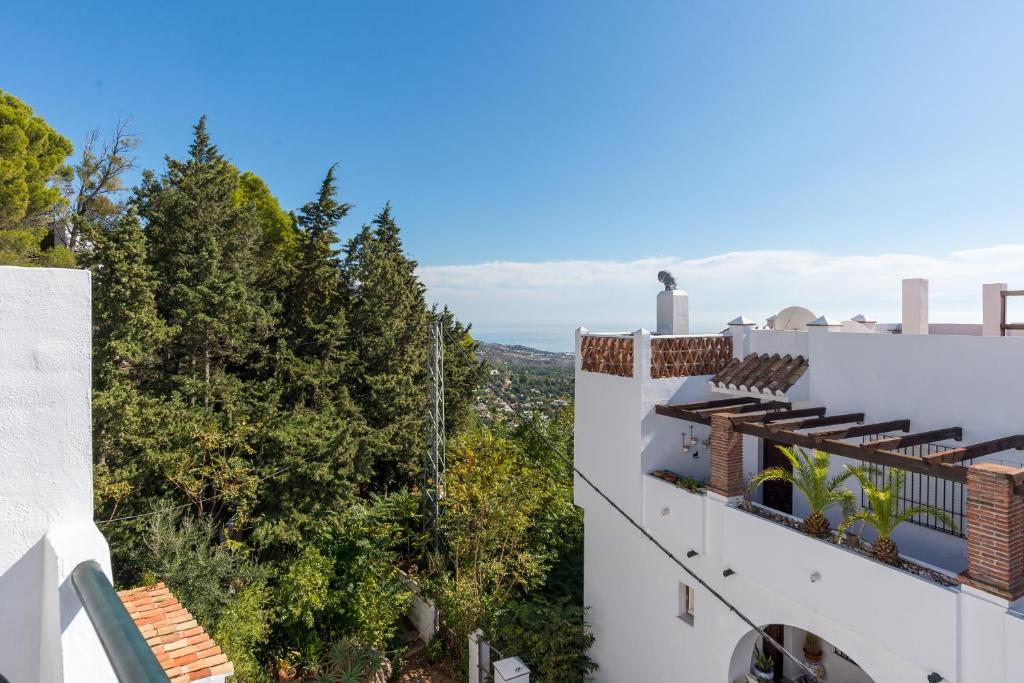 Un balcón o terraza de Hostal El Escudo de Mijas