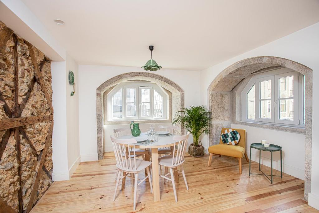 uma sala de jantar com mesa e cadeiras em Montebelo Lisbon Downtown Apartments em Lisboa