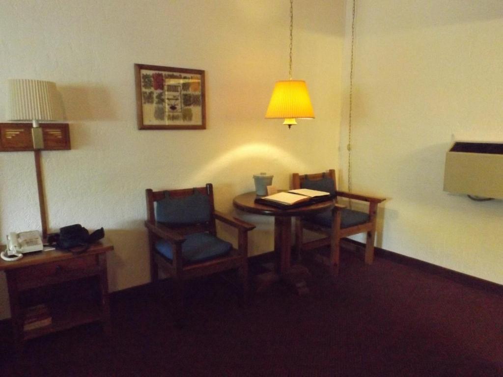 Ein Sitzbereich in der Unterkunft Thunderbird Lodge