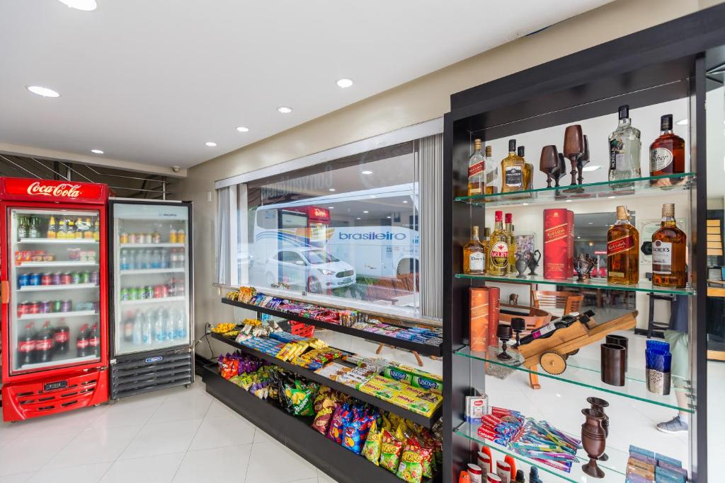 Supermarket nebo jiné obchody v  hotelu nebo okolí