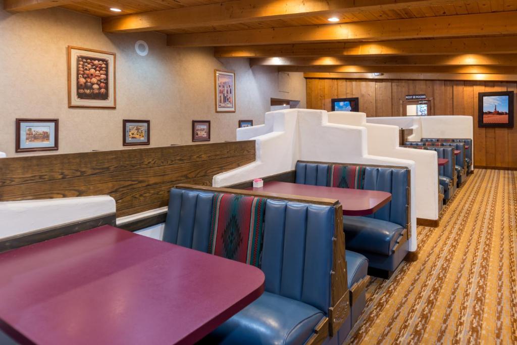 eine Reihe von Tischen und Stühlen im Wartezimmer in der Unterkunft Thunderbird Lodge in Chinle