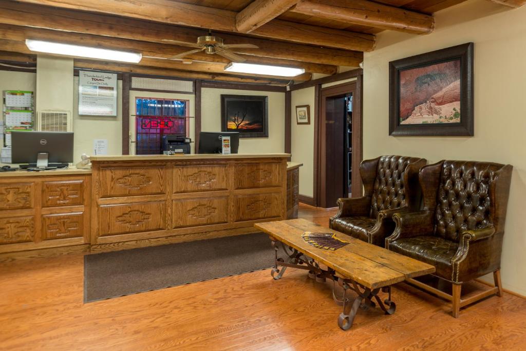 ein Wartezimmer mit 2 Stühlen und einem Couchtisch in der Unterkunft Thunderbird Lodge in Chinle