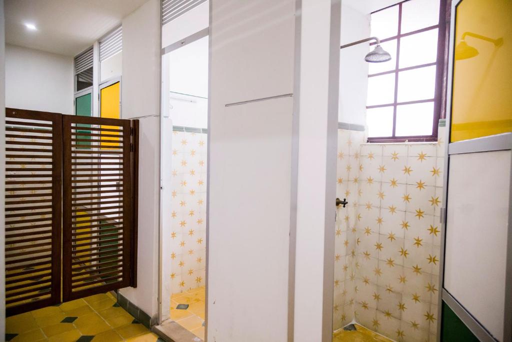 A bathroom at Fatima Hostel Bogotá
