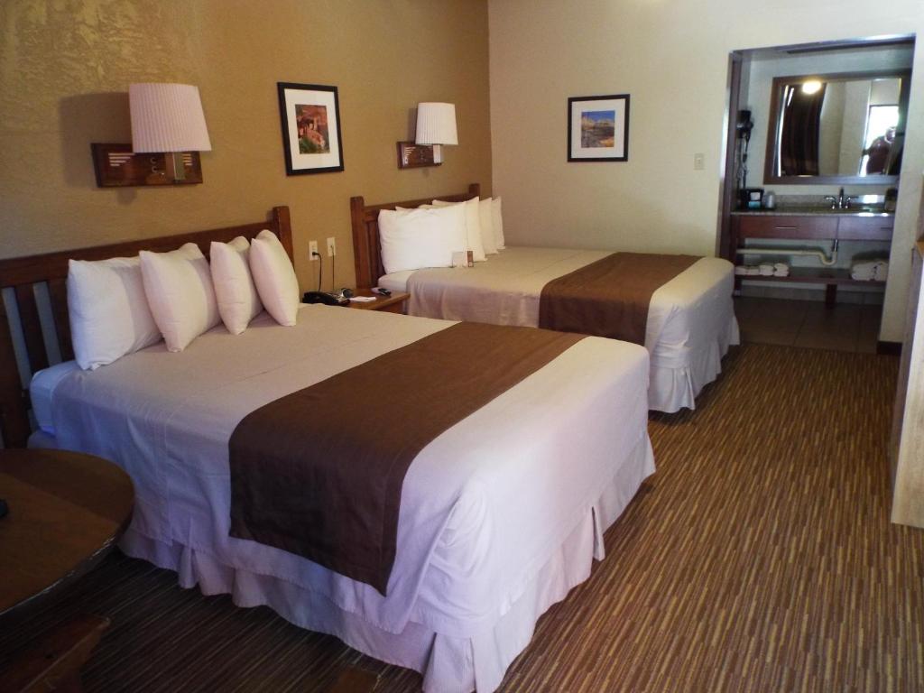 ein Hotelzimmer mit zwei Betten in einem Zimmer in der Unterkunft Thunderbird Lodge in Chinle