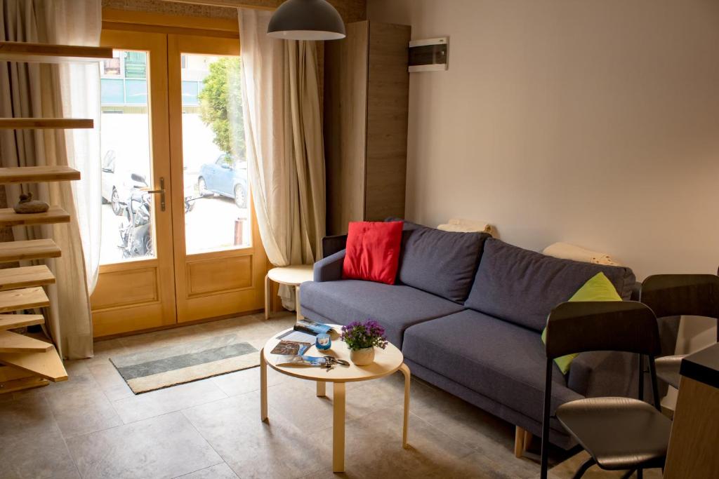 een woonkamer met een blauwe bank en een tafel bij My Studio - La Magazie in Braşov