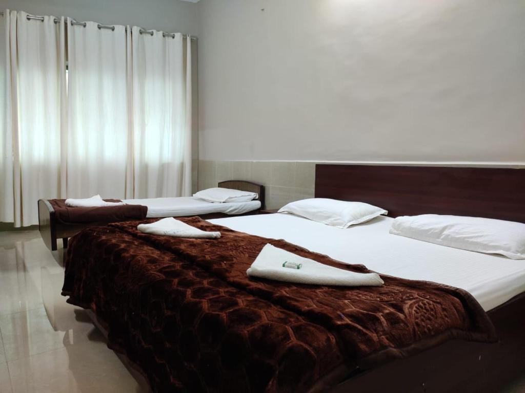 Postel nebo postele na pokoji v ubytování Hotel Sugam Karaikudi