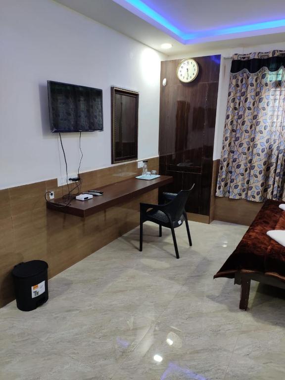 TV a/nebo společenská místnost v ubytování Hotel Sugam Karaikudi