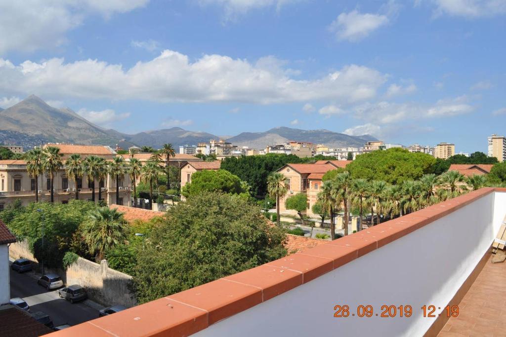 Blick auf eine Stadt vom Dach eines Gebäudes in der Unterkunft Casa Rosina in Palermo