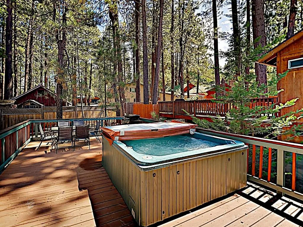 New Listing! Newly Furnished Home - Hot Tub & Deck Home, Big Bear Lake, Statele Unite ale Americii