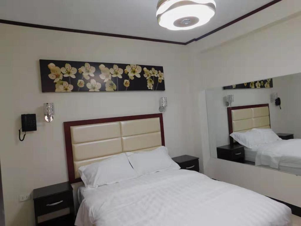 Voodi või voodid majutusasutuse Sunshine Hotel toas