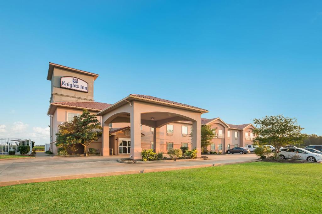 a hotel with a gazebo in front of a building at Knights Inn Bunkie in Bunkie