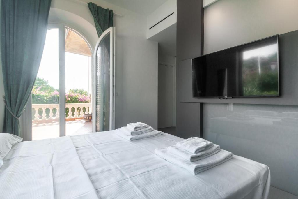 卡塔尼亞的住宿－CasaVostra al Parco，一间卧室设有一张床、电视和窗户