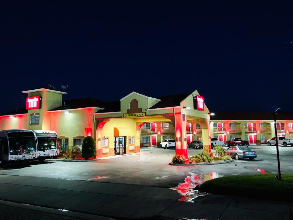 una gasolinera con luces rojas en un aparcamiento en Executive Inn westley,CA, en Westley