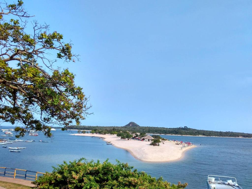 widok na plażę z łodziami w wodzie w obiekcie Kitnet em Alter do Chão w mieście Alter do Chao