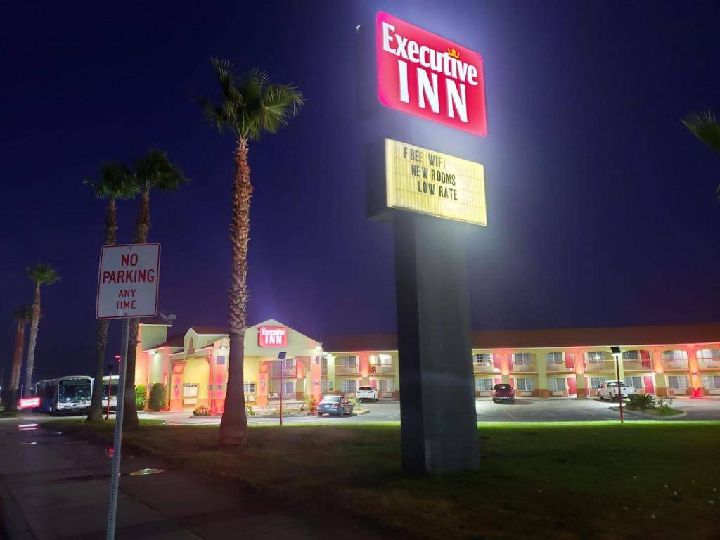 a building with a sign that reads accounting inn at Executive Inn westley,CA in Westley
