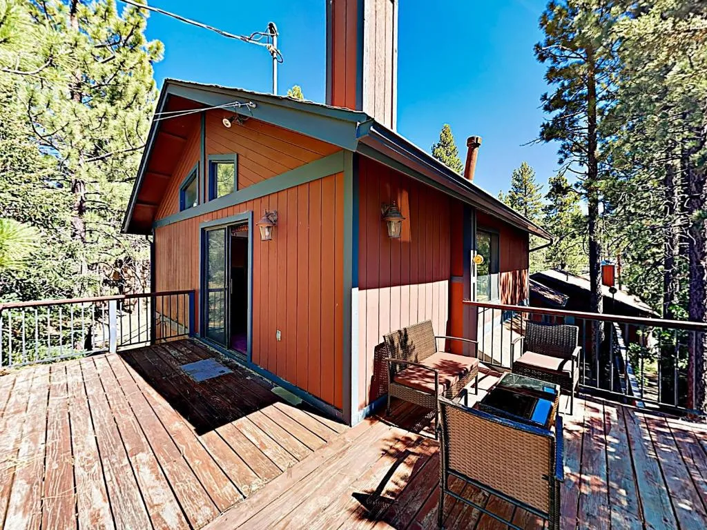 New Listing! Fireside Fun With Deck, Game Room & Bar Home, Big Bear Lake, Statele Unite ale Americii