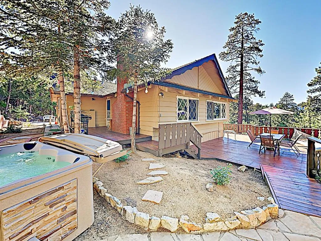 New Listing! All-Suite Forest Retreat With Hot Tub Home, Big Bear Lake, Statele Unite ale Americii