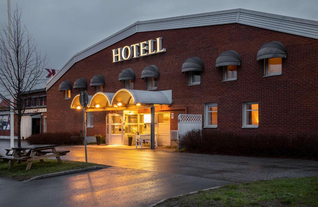 un edificio de hotel con un cartel que diga hotel en Hotell Vilja, en Umeå