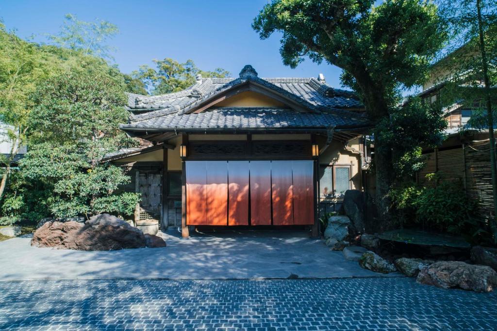 una casa giapponese con un ampio garage di Ochiairo a Izu