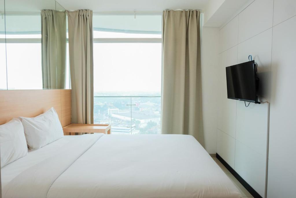 Cozy Studio Apartment at Tree Park City Cikokol By Travelio - Studio Apartment