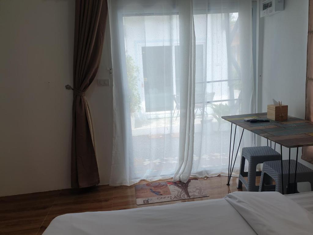 Postel nebo postele na pokoji v ubytování บ้านหมอบิวรีสอร์ทเชียงคาน BaanmhorbiwResortChiangKhan