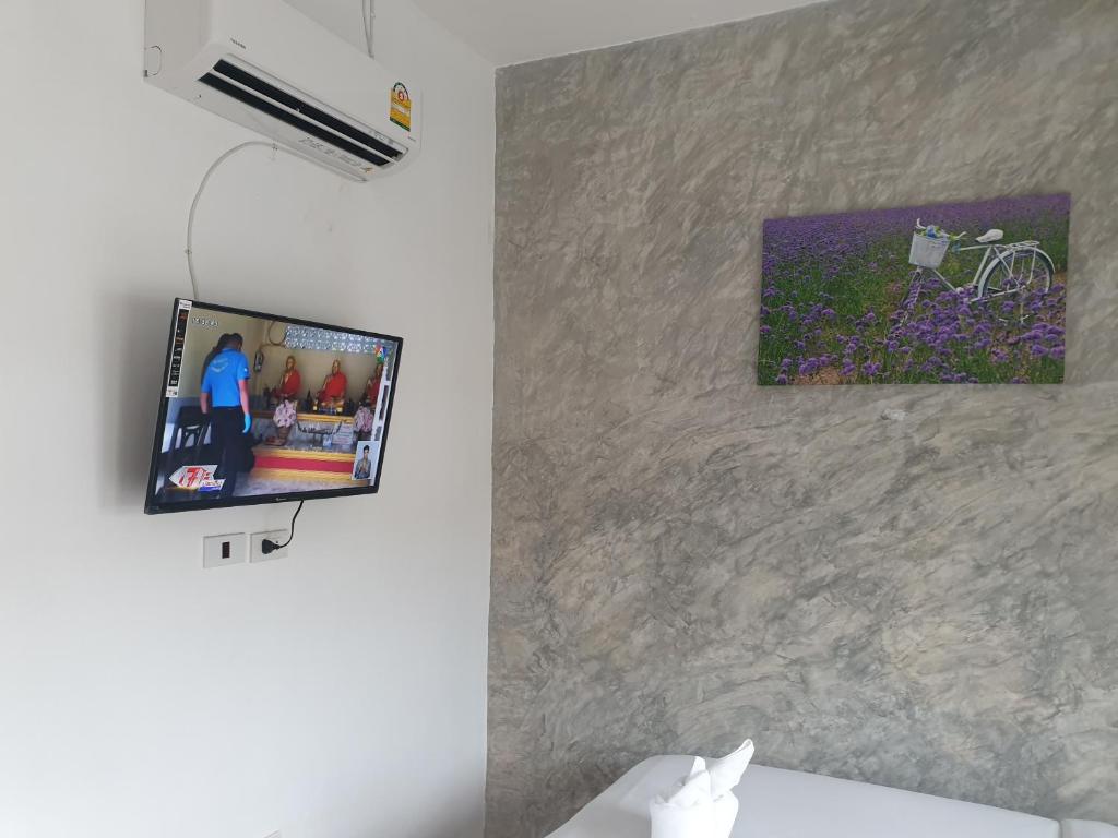 TV a/nebo společenská místnost v ubytování บ้านหมอบิวรีสอร์ทเชียงคาน BaanmhorbiwResortChiangKhan