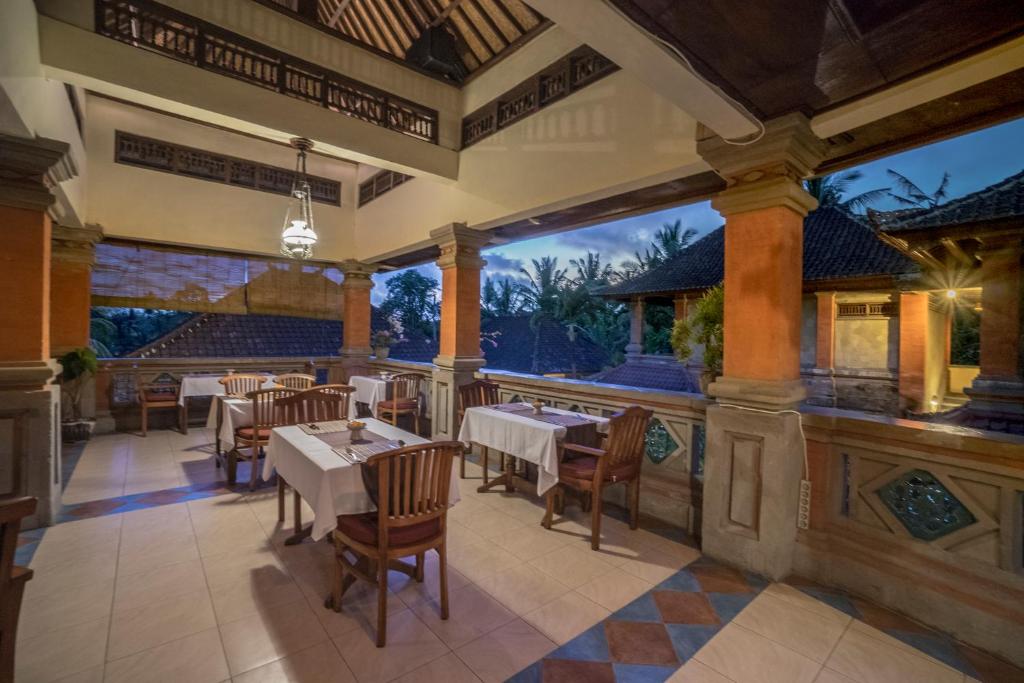 Restaurace v ubytování Nick's Hidden Cottages by Mahaputra-CHSE Certified