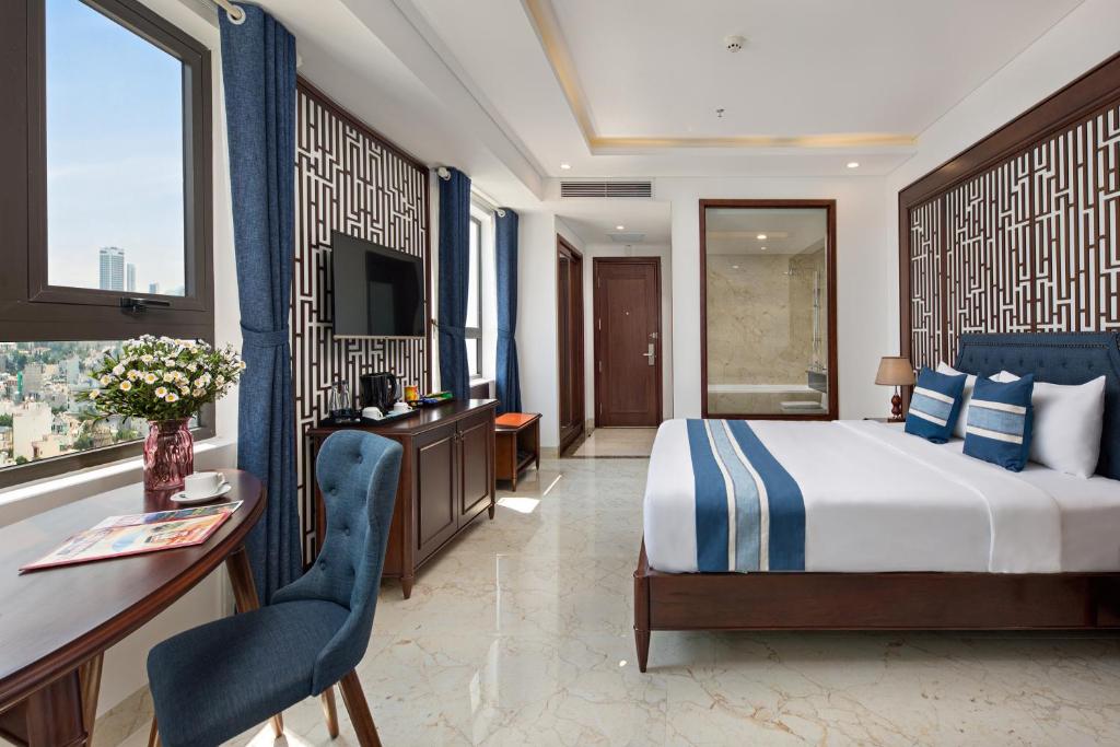 Postel nebo postele na pokoji v ubytování Eden Ocean View Hotel Da Nang