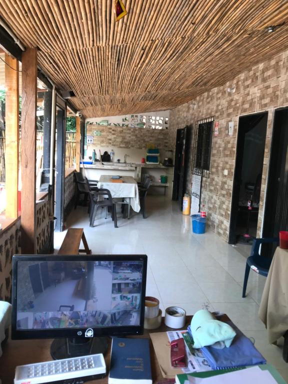 TV a/nebo společenská místnost v ubytování Palomino Hostel