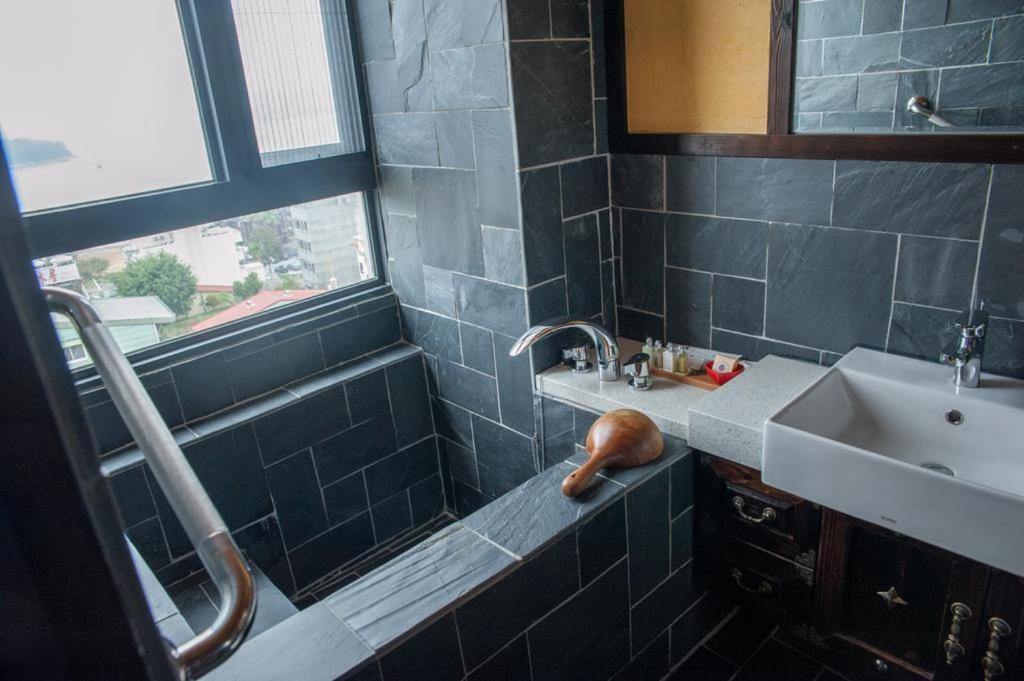 a bathroom with a sink and a shower at Yong Guan in Yuchi