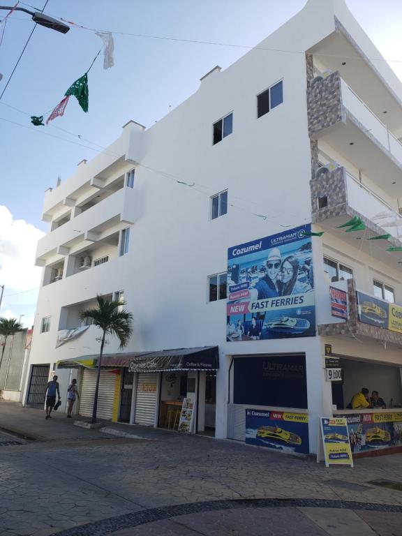 un bâtiment blanc avec un cerf-volant en face dans l'établissement A una calle del ado 5ta avenida, à Playa del Carmen