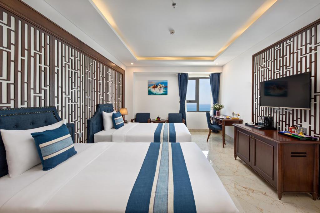 Postel nebo postele na pokoji v ubytování Eden Ocean View Hotel Da Nang