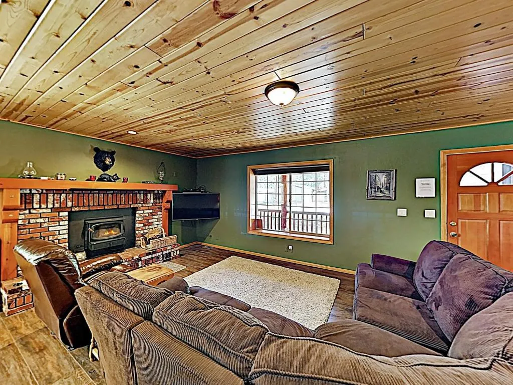 New Listing! Updated Cabin - Walk To Resort & Lake Home, Big Bear Lake, Statele Unite ale Americii