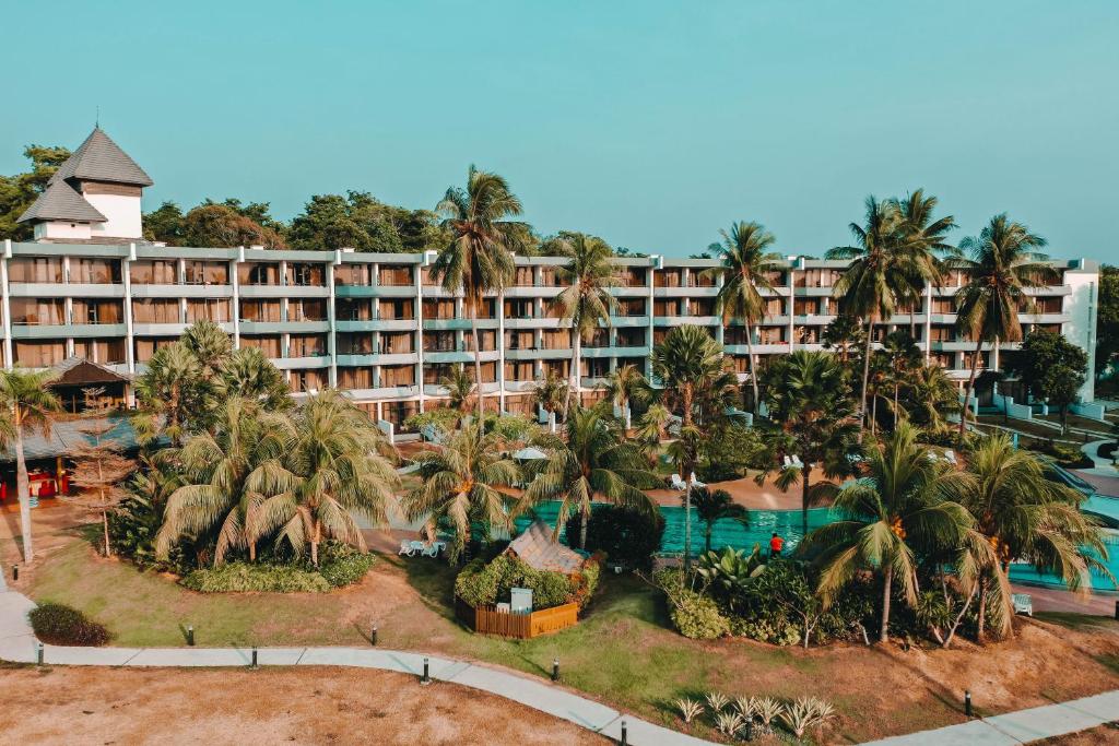 een luchtzicht op een resort met palmbomen en een zwembad bij Tunamaya Beach & Spa Resort- Desaru in Desaru