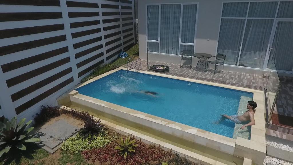 Bazén v ubytování Nirvana Villas Puncak nebo v jeho okolí